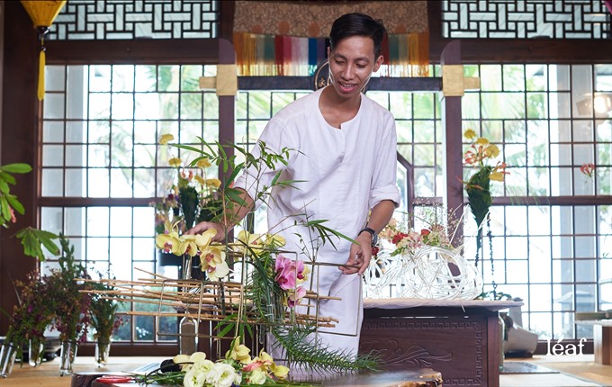 Nguyễn Phi Minh during the performance ‘Meditation in Tea and Flowers’ at the Đà Nẵng International Flower Show 2016. — Photo courtesy of Nguyễn Phi Minh Read more at http://vietnamnews.vn/sunday/features/376206/an-engineer-turned-florist-and-his-passion-for-floral-art.html#tcZTAA6xpSr08Q1I.99