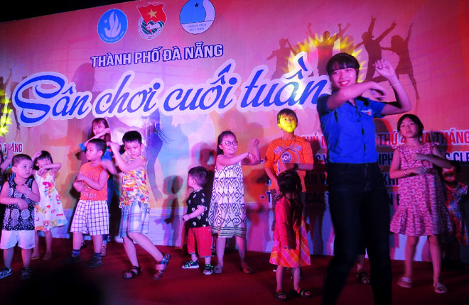 Nhảy dân vũ trên nền các bài nhạc thiếu nhi sôi động, thu hút các em nhỏ tham gia.