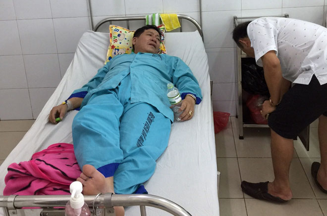 – Ông Phạm Anh Dũng - chủ tịch UBND phường 7, TP Vũng Tàu, trưởng đoàn cán bộ đến Đà Nẵng học tập kinh nghiệm hiện đang điều trị tại Bệnh viện.