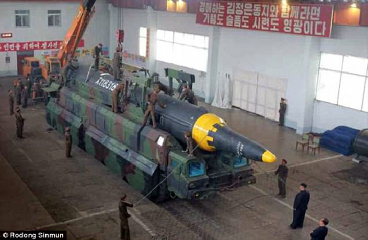 Ông Kim Jong-un quan sát việc chuẩn bị cho vụ phóng tên lửa hôm 14/5. (Ảnh: Rodong Sinmun)