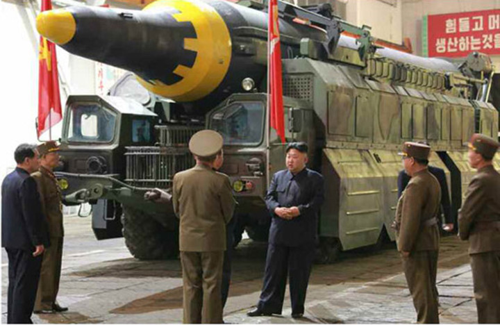 Nhà lãnh đạo Triều Tiên trò chuyện với các quan chức quân sự trong khi những khâu chuẩn bị cuối cùng cho vụ phóng tên lửa được hoàn tất. (Ảnh: Rodong Sinmun)