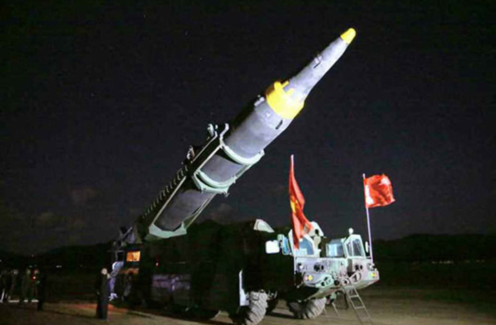 Quả tên lửa được đưa đến bãi phóng an toàn, ông Kim Jong-un cũng có mặt để chuẩn bị chứng kiến giây phút quả tên lửa rời bệ phóng. (Ảnh: Rodong Sinmun)