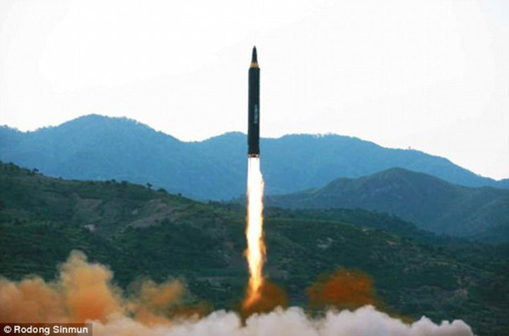 Nguồn tin quân sự Nhật Bản cho biết, quả tên lửa đã đạt đến độ cao hơn 2.000km và bay được 787km trong khoảng 30 phút. (Ảnh: Rodong Sinmun)