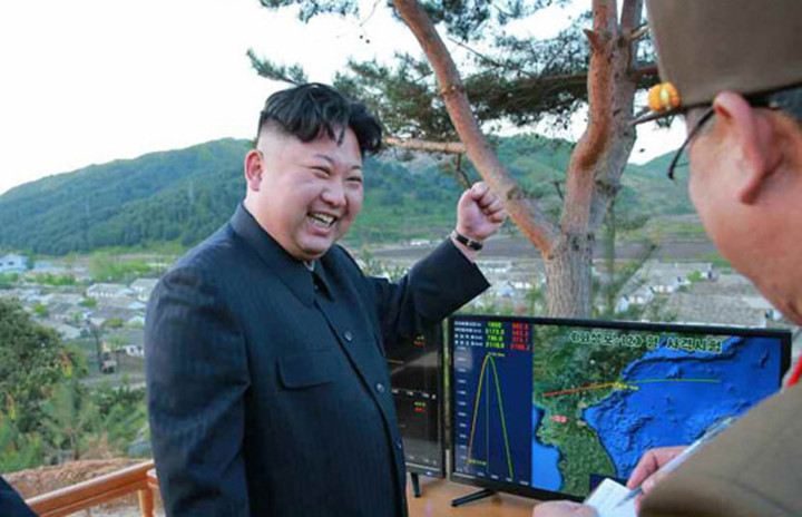 Ông Kim Jong-un cười rất tươi sau khi quan sát màn hình hiển thị đường đi của quả tên lửa. (Ảnh: Rodong Sinmun)