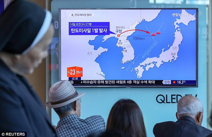 Vụ phóng tên lửa mới nhất của Triều Tiên một lần nữa khiến quốc tế phải quan ngại. Ảnh chụp màn hình tivi chiếu bản tin về vụ phóng tên lửa của Triều Tiên ở một nhà ga ở Seoul, Hàn Quốc. (Ảnh: Reuters)