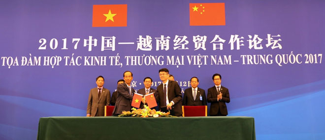 Ông Mai Hoài Anh – Giám đốc điều hành Kinh doanh Vinamilk ký kết bản ghi nhớ hợp tác với đối tác Trung Quốc dưới sự chứng kiến của Lãnh đạo chính phủ và bộ, ngành hai nước.  