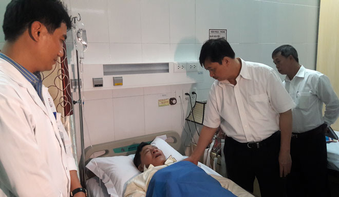 Phó Chủ tịch Thường trực UBND thành phố Đặng Việt Dũng thăm, động viên và hỗ trợ các bệnh nhân ngộ độc thực phẩm.