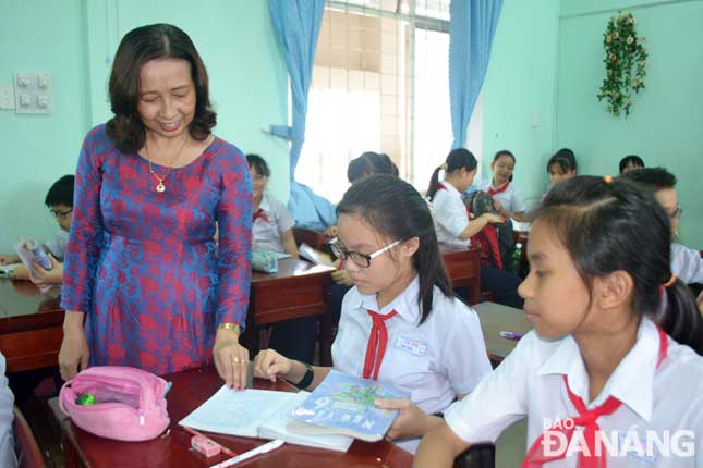 Với cô giáo Võ Thị Ngọc Hà, mỗi giờ lên lớp dạy Văn luôn mới mẻ và đầy hào hứng.             		               Ảnh: KIM NGÂN