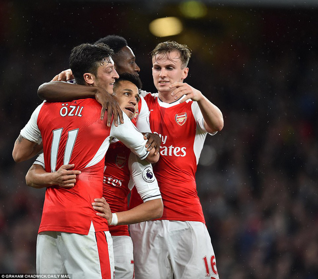 Các cầu thủ Arsenal chia vui với Sanchez (giữa)