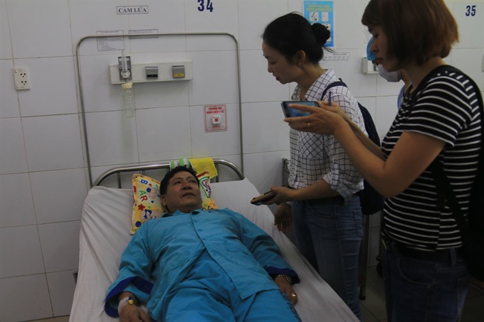 A resident of Bà Rịa Vũng-Tàu Province at the Đà Nẵng General Hospital after suffering food poisoning. — VNS Photo Hà Nam Read more at http://vietnamnews.vn/society/376418/17-tourists-suffer-food-poisoning-in-da-nang.html#gPsLLiEJL213PoRp.99