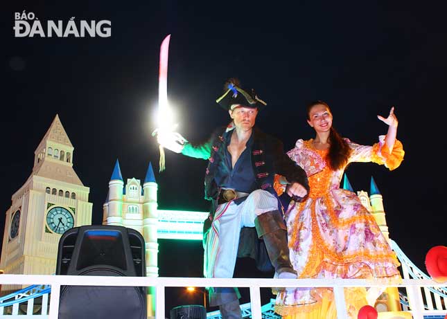 Lễ hội đường phố sẽ liên tục khuấy động không khí trên các nẻo đường thành phố Đà Nẵng suốt một mùa hè, trong các tối thứ 6 hàng tuần và các tối thứ 7 không có biểu diễn pháo hoa.