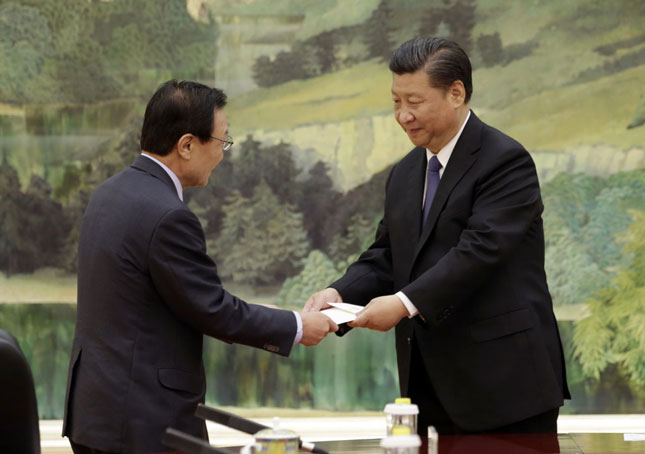 Chủ tịch Trung Quốc Tập Cận Bình (phải) gặp gỡ đặc phái viên Lee Hae-chan của Hàn Quốc.  Ảnh: AP 