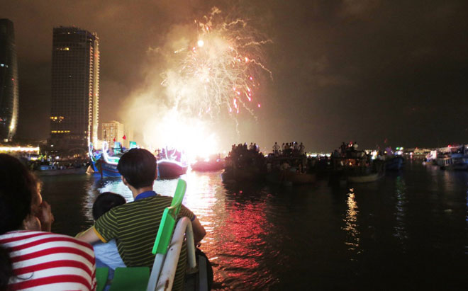 Người dân và du khách chen chúc xem pháo hoa trên ghe thuyền trong DIFC 2015. Ảnh: Thanh Tình