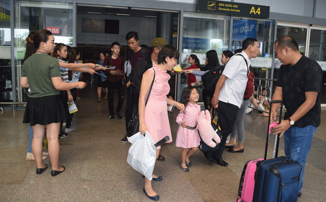 Du khách đến sân bay quốc tế Đà Nẵng vào sáng 20-5