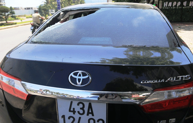 Chiếc xe Toyota Altits 43A-124.03 đỗ trước ngôi nhà số 415-417 Nguyễn Tất Thành (phường Tam Thuận, quận Thanh Khê) bị kẻ xấu đập làm bể gương chắn gió phía trước và sau, còn tài sản bên trong không bị mất.