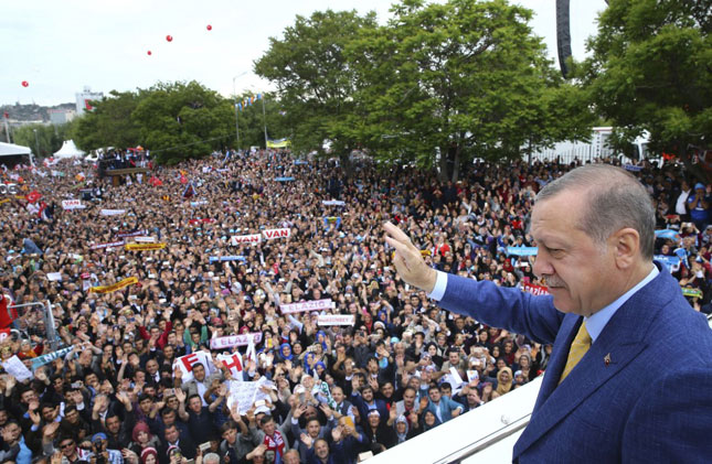 Tổng thống Recep Tayyip Erdogan chào những người ủng hộ đang tập trung bên ngoài trụ sở đảng Công lý và Phát triển cầm quyền ở Ankara ngày 21-5.              Ảnh: AP