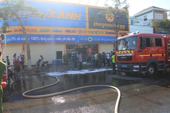 Firemen and trucks were called to stamp out fire at an electronic shop in Đà Nẵng yesterday. The fire damaged equipment at the shop. VNS Photo Hà Nam Read more at http://vietnamnews.vn/society/376803/fire-traffic-accident-occur-in-da-nang.html#AHsUOgqLmKrw4Gag.99