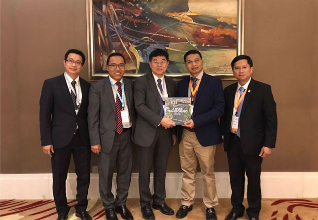  Vice Chairman Minh (2nd right) and other Forum attendees