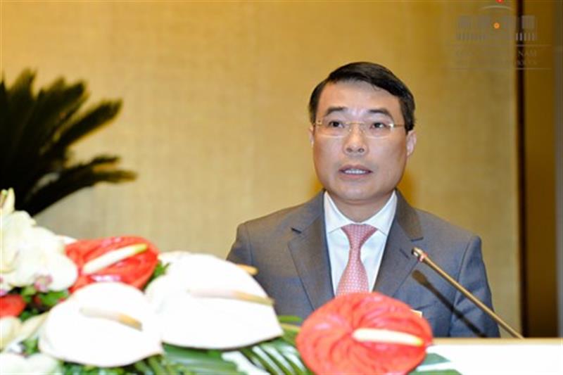 Thống đốc Ngân hàng Nhà nước Việt Nam Lê Minh Hưng trình bày Tờ trình. Ảnh: quochoi.vn