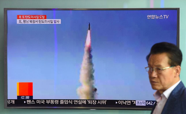 Hình ảnh CHDCND Triều Tiên phóng tên lửa Pukguksong-2 được phát trên truyền hình tại ga tàu hỏa ở Seoul (Hàn Quốc). 	Ảnh: AFP