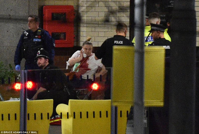 Máu đỏ thấm ướt áo của một người bị thương sau vụ nổ tại nhà thi đấu Manchester (Ảnh: Dailymail)