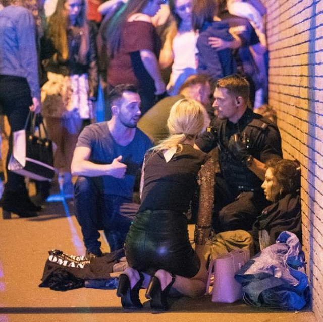 Hai vụ nổ lớn xảy ra khoảng 10h40 tối 22/5 tại nhà thi đấu Manchester, Anh khiến it nhất 19 người thiệt mạng và 50 người bị thương. Vụ việc xảy ra khi ca sĩ Ariana Grande đang có buổi biểu diễn tại nhà thi đấu này. Trong ảnh: Một người bị thương được chăm sóc sau vụ nổ. (Ảnh: Manchester Evening News)