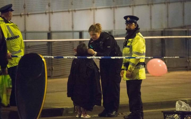 Cảnh sát Anh đã tìm thấy thiết bị nghi là thuốc nổ và phỏng đoán đây có thể là một vụ tấn công khủng bố (Ảnh: Manchester Evening News)
