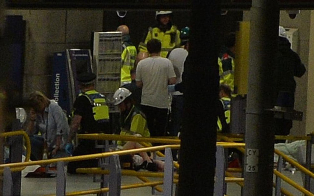 Một nhân chứng cho biết có khoảng 20 tới 30 người nằm la liệt trên nền đất tại nhà thi đấu Manchester ở thành phố Manchester sau vụ nổ. (Ảnh: Manchester Evening News)