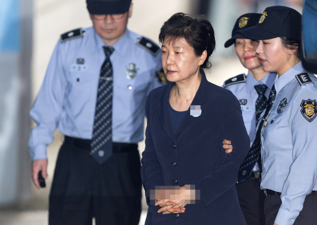 Cựu Tổng thống Park Geun-hye bị còng tay khi được đưa tới phòng xét xử của Tòa án quận trung tâm Seoul (Ảnh: Korea Times)
