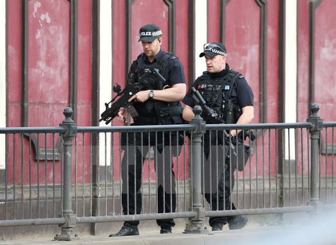 Cảnh sát tuần tra xung quanh sân vận động Manchester Arena. (Nguồn: EPA/TTXVN)