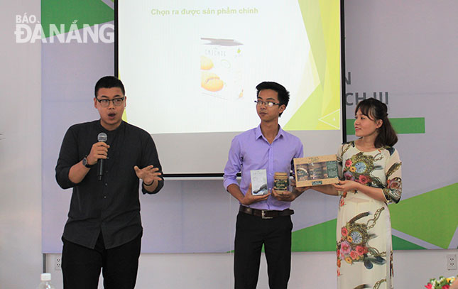 Nhóm dự án Demeater Food giới thiệu sản phẩm bánh quy từ thịt dế tại lễ tốt nghiệp khóa ươm tạo thứ 2 của Vườn ươm Doanh nghiệp Đà Nẵng.