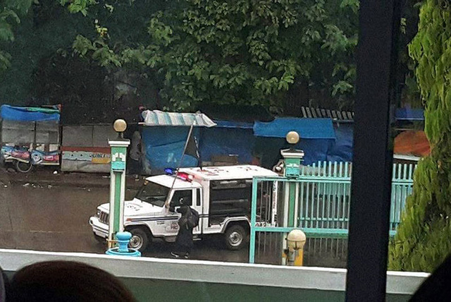 Cờ IS được treo ở cổng của một bệnh viện ở Marawi (Ảnh: Philstar)