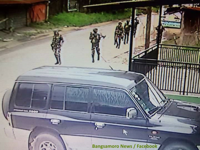 Lực lượng vũ trang Philippines truy tìm các phần tử phiến quân tại Marawi (Ảnh: Facebook)