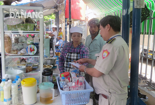 Lực lượng quy tắc đô thị phường kiểm tra điều kiện hoạt động của các hộ kinh doanh thức ăn đường phố.