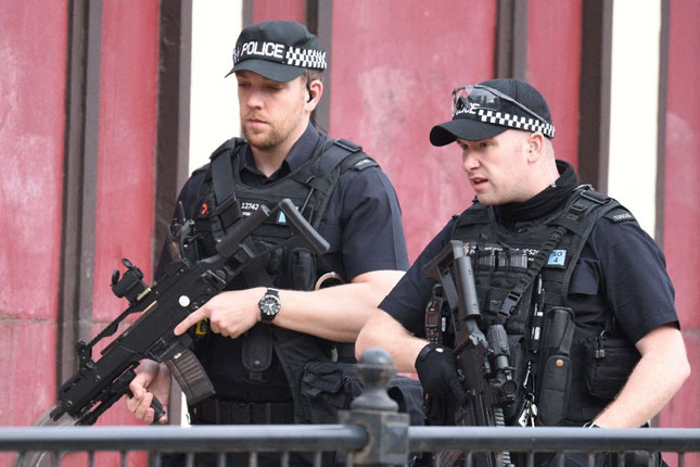 Lực lượng an ninh được triển khai ở những nơi quan trọng trên khắp nước Anh.     Ảnh: AP
