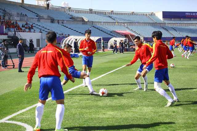Cầu thủ U20 Việt Nam khởi động trước trận đấu