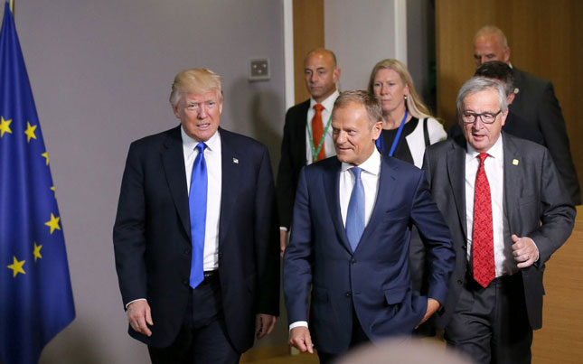 Tổng thống Donald Trump (bìa trái) gặp gỡ Chủ tịch Hội đồng châu Âu Donald Tusk (giữa) và Chủ tịch Ủy ban châu Âu Jean-Claude Juncker (bìa phải). 			                    Ảnh: EPA