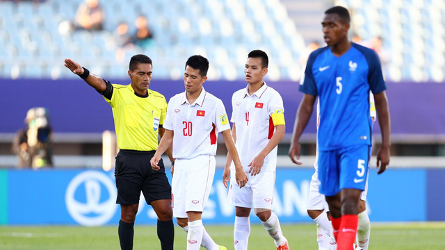 Thẻ đỏ của Đình Trọng ở hiệp 2 khiến U20 Việt Nam gặp nhiều khó khăn