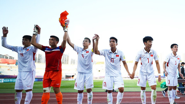 Cầu thủ Việt Nam cảm ơn người hâm mộ đã cổ vũ hết mình trên sân Cheonan Sports
