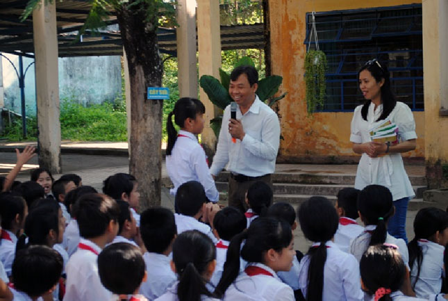 Truyền thông phòng chống mua bán và xâm hại tình dục trẻ em ở Trường tiểu học Hòa Ninh, Hòa Vang. (Ảnh do Hội Từ thiện và bảo vệ quyền trẻ em thành phố cung cấp)
