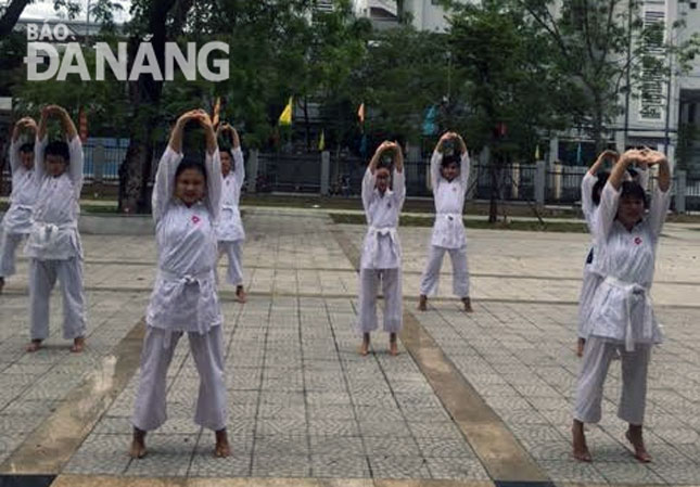Ngày càng có nhiều trẻ em gái theo học các lớp học võ thuật để rèn luyện sức khỏe và phòng thân.