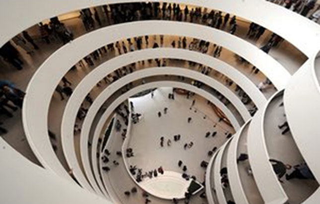 Bên trong và mặt trước Bảo tàng Solomon R Guggenheim ở New York do Frank Lloyd Wright thiết kế năm 1959.  
