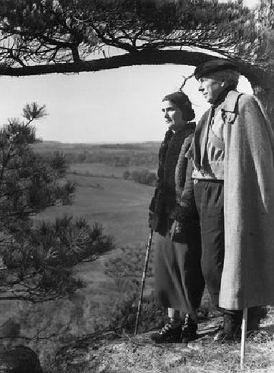 Frank Lloyd Wright và vợ Olgivanna (1937).