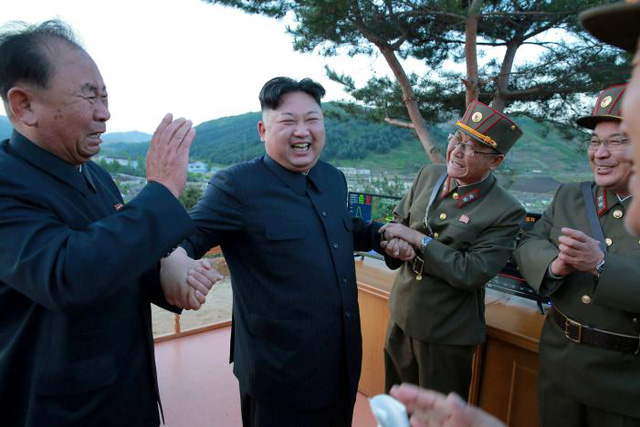 Bức ảnh do hãng thông tấn quốc gia Triều Tiên (KCNA) công bố ngày 15/5/2017 chụp nhà lãnh đạo Triều Tiên Kim Jong-un (giữa) và ông Ri Pyong Chol (trái) tươi cười sau một vụ phóng thử tên lửa (Ảnh: KCNA)