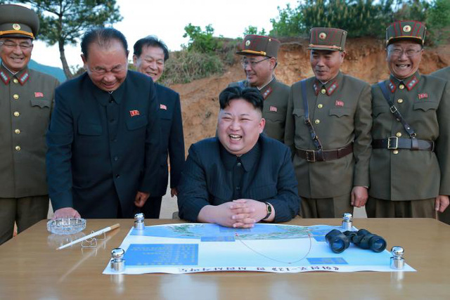 Ông Ri Pyong Chol (thứ hai từ trái sang), ông Kim Jong Sik (chính giữa) và ông Jang Chang Ha (thứ hai từ phải sang) đứng cạnh nhà lãnh đạo Kim Jong-un trong vụ phóng thử tên lửa đạn đạo tầm xa Hwasong-12 (Ảnh: KCNA)