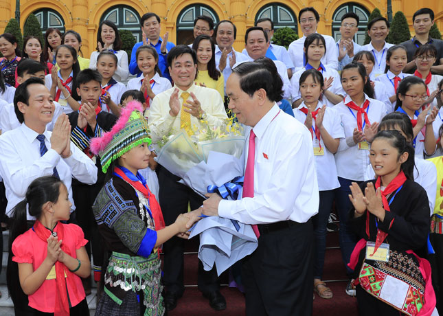 Chủ tịch nước Trần Đại Quang gặp mặt thân mật đoàn đại biểu học sinh, sinh viên có hoàn cảnh đặc biệt khó khăn nhân dịp về thăm thủ đô Hà Nội.  				        Ảnh: TTXVN