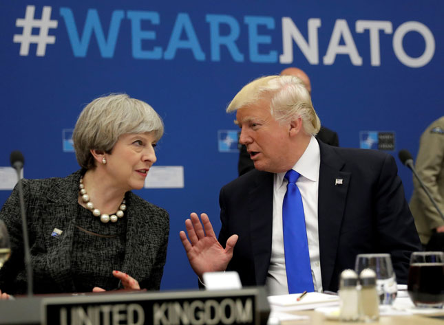 Tổng thống Mỹ Donald Trump trao đổi với Thủ tướng Anh Theresa May tại một phiên họp NATO ở Brussels, Bỉ.					     Ảnh: Reuters