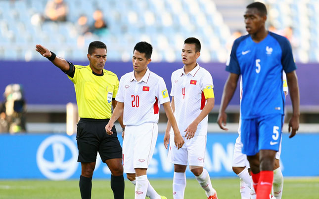 Sự thiếu vắng Đình Trọng (số 20, áo trắng) sẽ khiến hàng thủ U20 Việt Nam gặp không ít khó khăn trong trận quyết đấu cùng U20 Honduras.               				              ảnh: FIFA