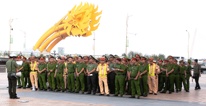 Các lực lượng tập trung nghe phổ biến nhiệm vụ bảo vệ an ninh trật tự lễ hội pháo hoa ở cầu Rồng và khu vực lân cận    Ảnh HOÀNG HIỆP