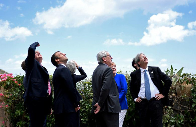 Các nguyên thủ G7 xem một màn trình diễn bay tại Taormina, Sicily, Italy (Ảnh: Reuters)